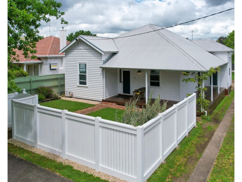 16 Goldsmith Street, Hamilton VIC 3300