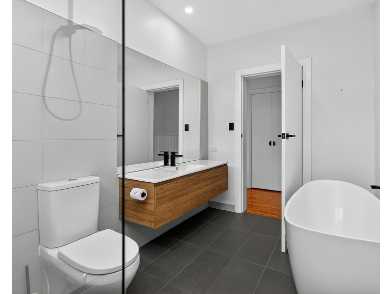 16 Goldsmith Street, Hamilton VIC 3300
