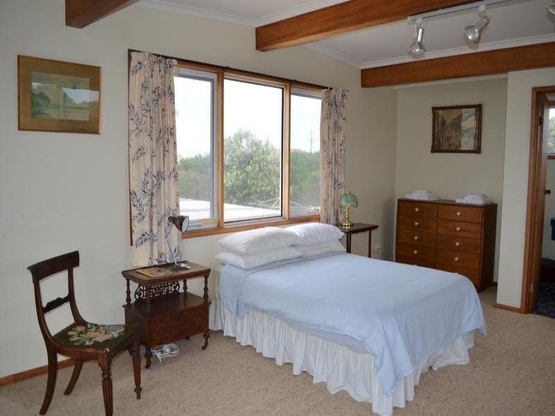 19 Robertson Street, Peterborough VIC 3270