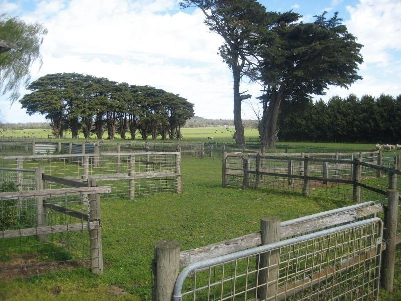 8 Ardonachie School Road, Macarthur VIC 3286