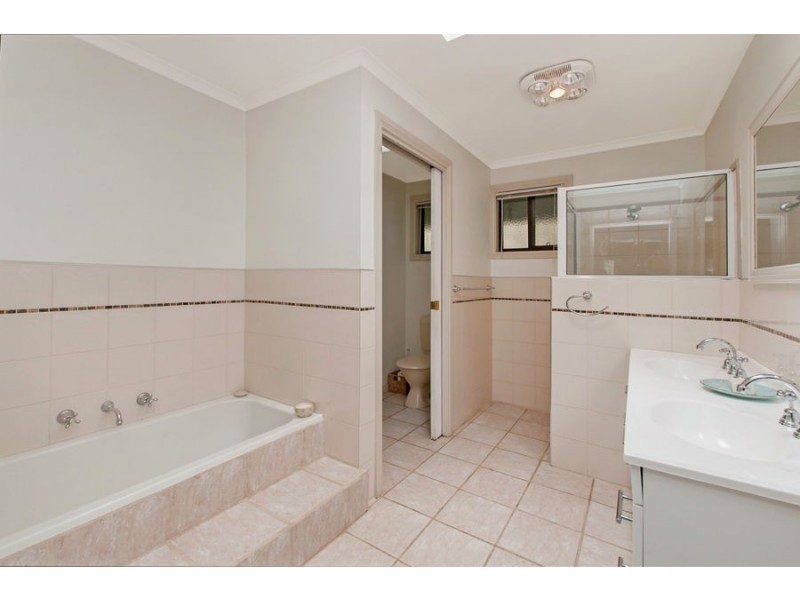 18 Eversley Street, Macarthur VIC 3286