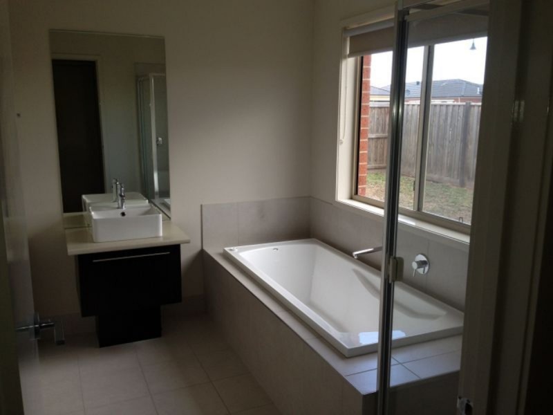 16 Ruthberg Drive, Sale VIC 3850