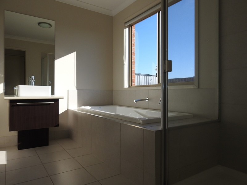 16 Ruthberg Drive,, Sale VIC 3850