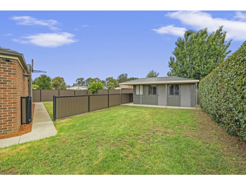 19 Mark Avenue, Sale VIC 3850
