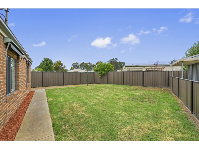 19 Mark Avenue, Sale VIC 3850