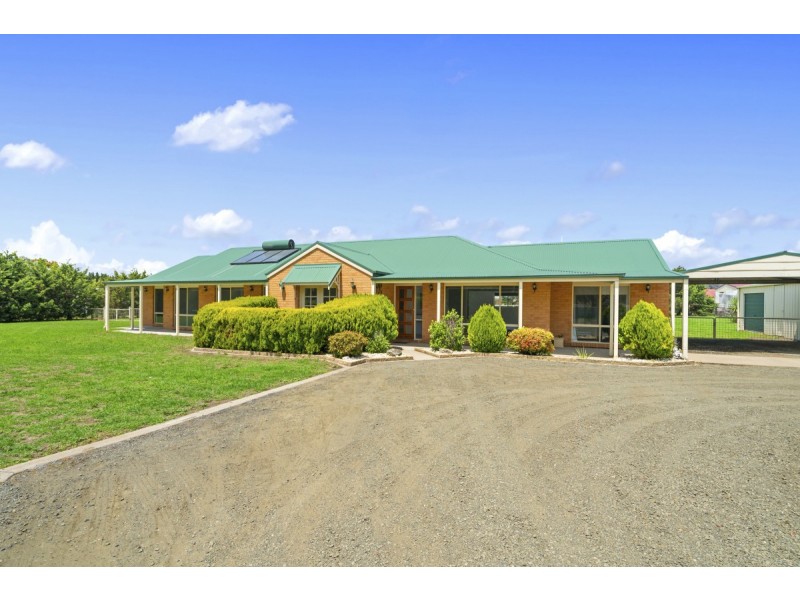 35 Llowalong Road, Stratford VIC 3862