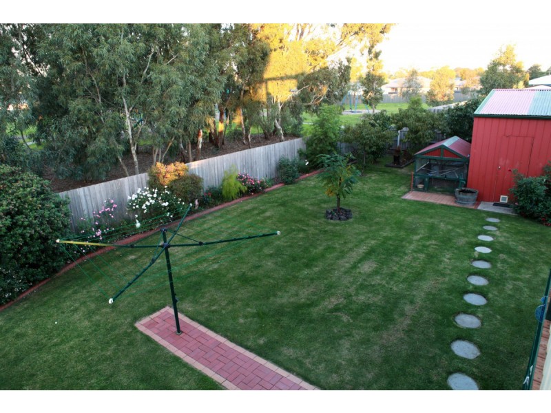 32 Mark Avenue, Sale VIC 3850