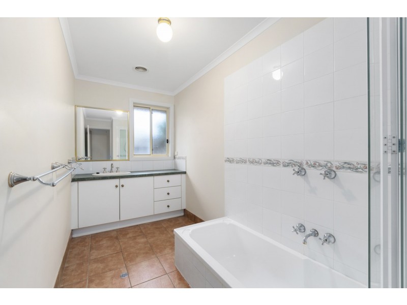 13 Pelican Court, Sale VIC 3850