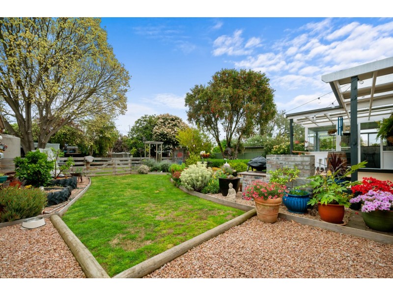 16 Jones Street, Stratford VIC 3862