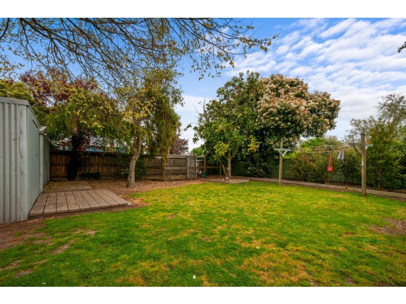 16 Jones Street, Stratford VIC 3862