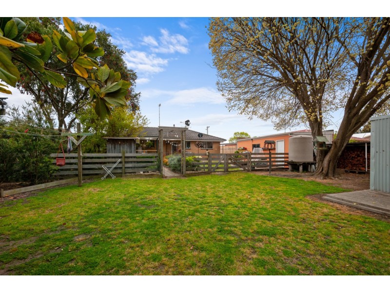 16 Jones Street, Stratford VIC 3862
