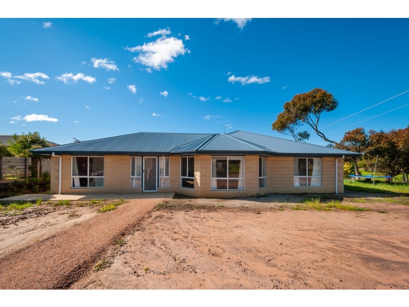 6 Wattlebird Close, Seaspray VIC 3851