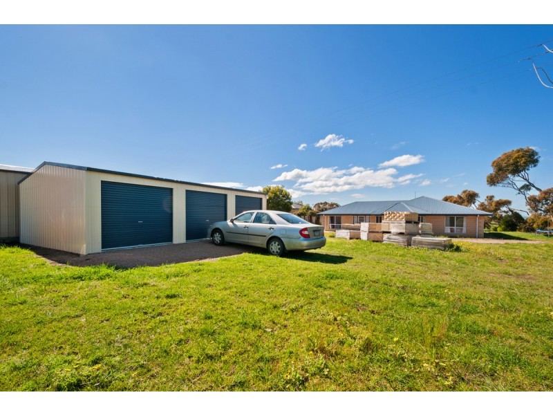 6 Wattlebird Close, Seaspray VIC 3851