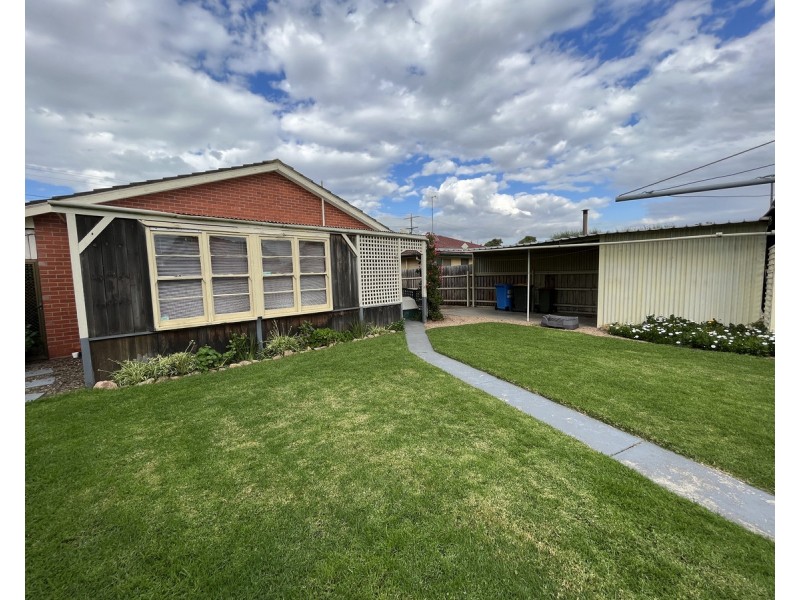 11 Gibsons Road, Sale VIC 3850