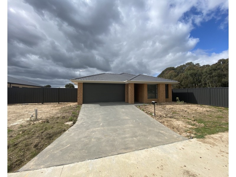 33 Hardie Place, Stratford VIC 3862