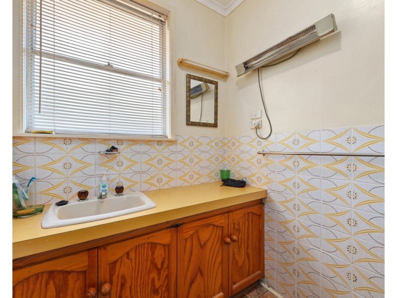 17 Alexandra Avenue, Sale VIC 3850