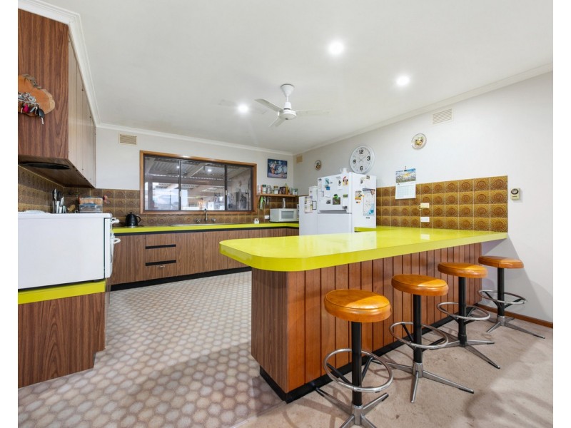 42 Ellen Avenue, Seaspray VIC 3851