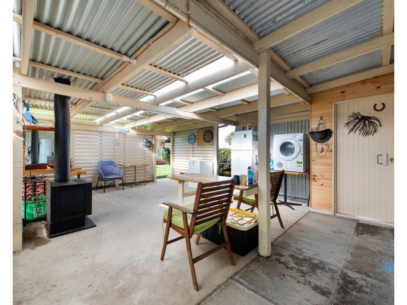42 Ellen Avenue, Seaspray VIC 3851