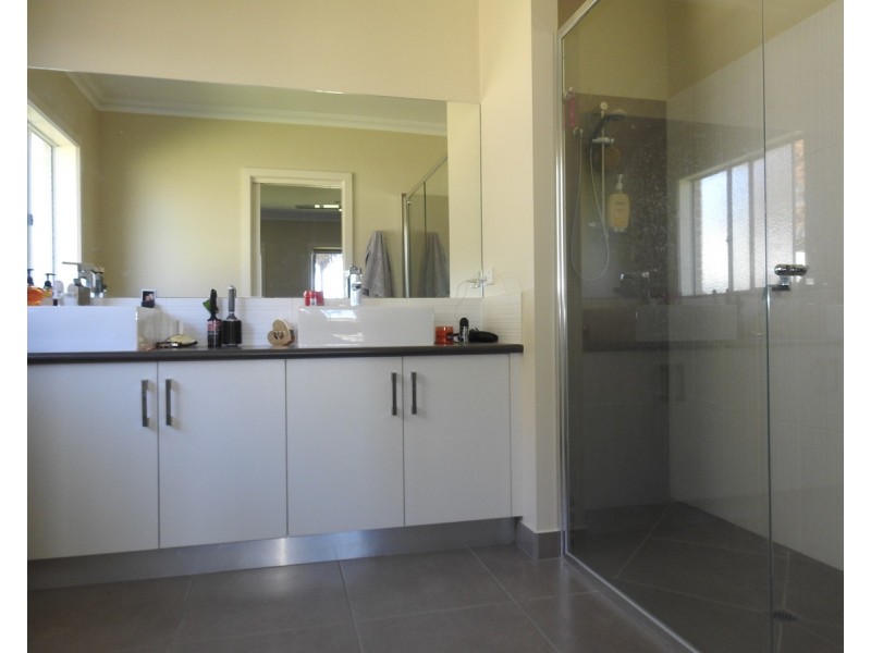 8 Melanie Court, Sale VIC 3850
