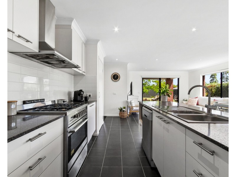 6 Peters Drive, Stratford VIC 3862