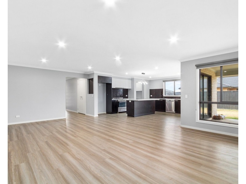16 Warnock Way, Stratford VIC 3862