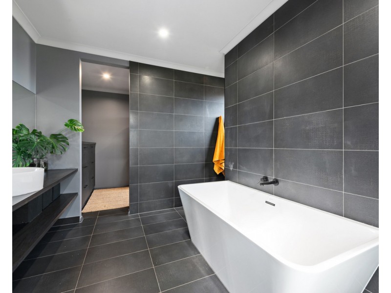 9 Burraginnin Close, Sale VIC 3850