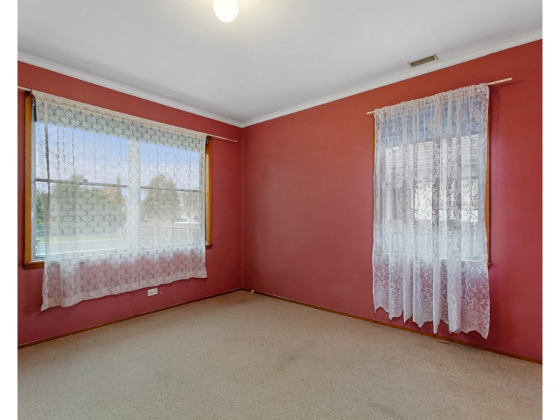 16 Overend Crescent, Sale VIC 3850