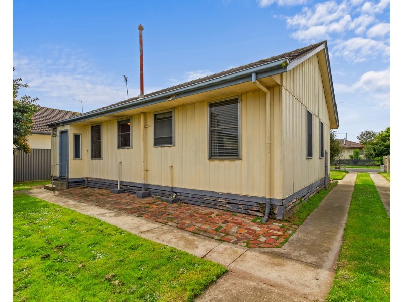 16 Overend Crescent, Sale VIC 3850