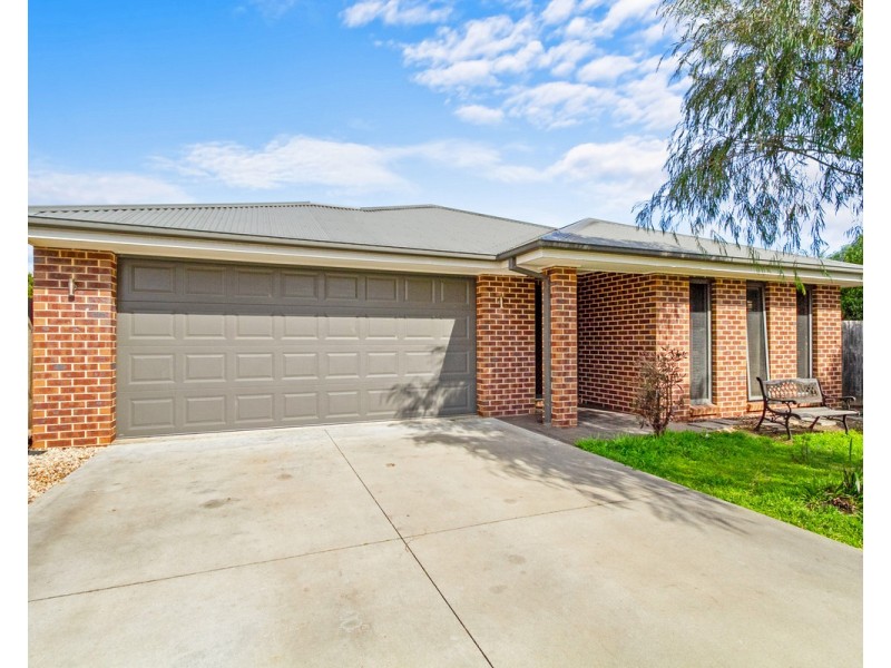 11 Stuart Place, Sale VIC 3850