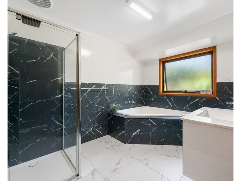 24 Helen Crescent, Sale VIC 3850