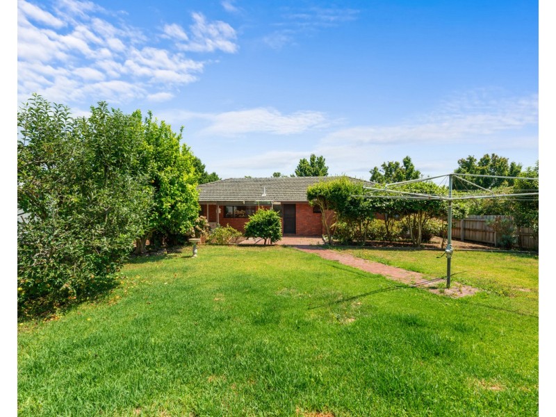 24 Helen Crescent, Sale VIC 3850