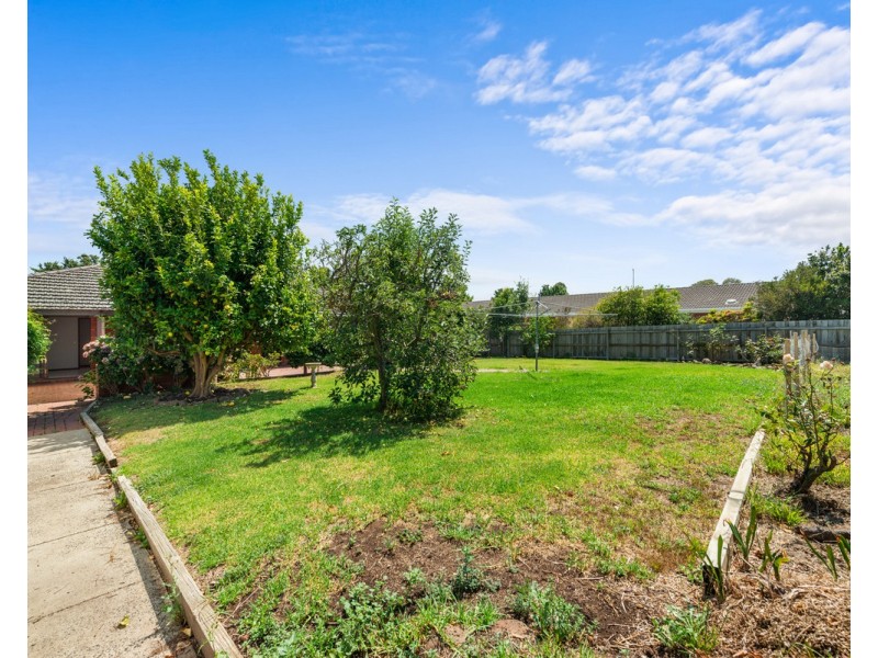 24 Helen Crescent, Sale VIC 3850