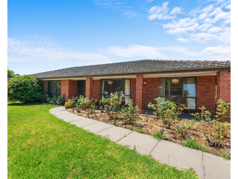 24 Helen Crescent, Sale VIC 3850