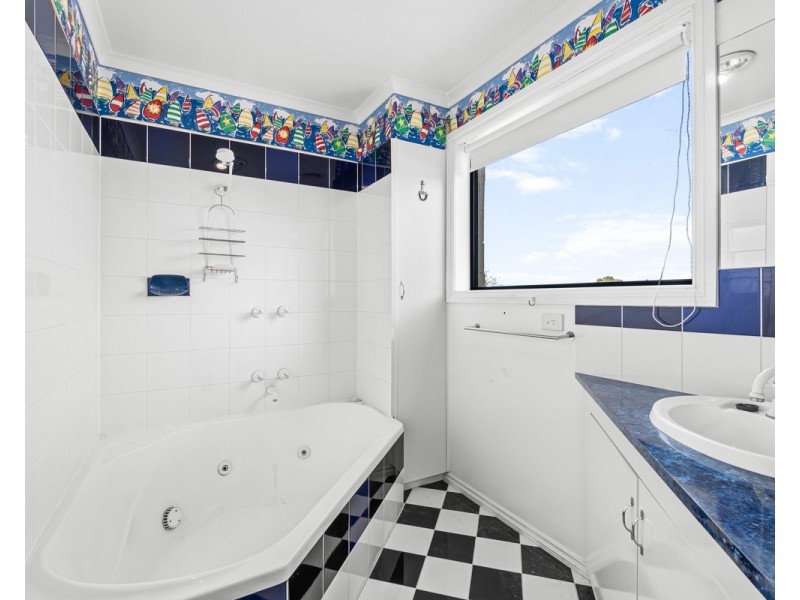 2 Greenaway Court, Sale VIC 3850