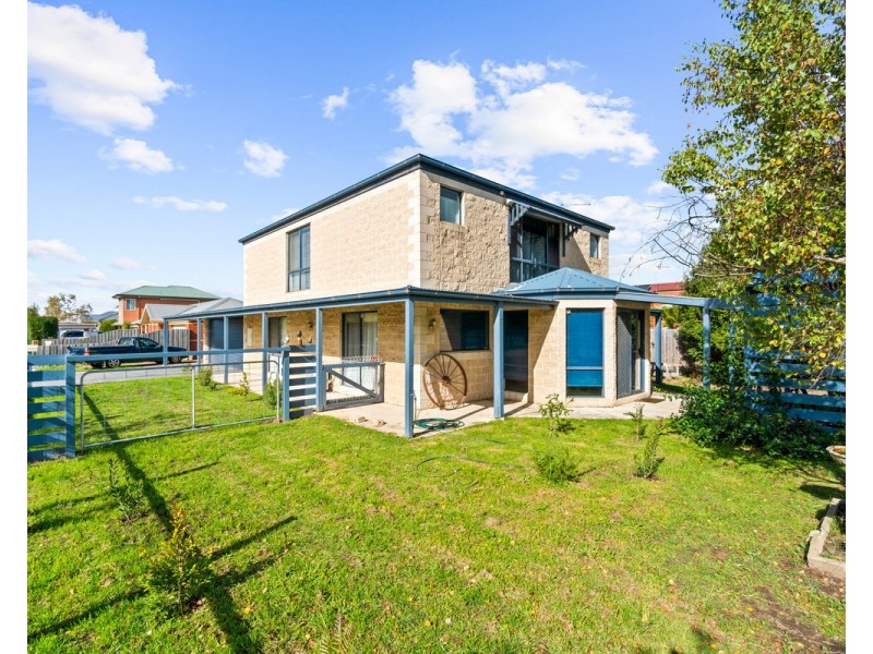 2 Greenaway Court, Sale VIC 3850