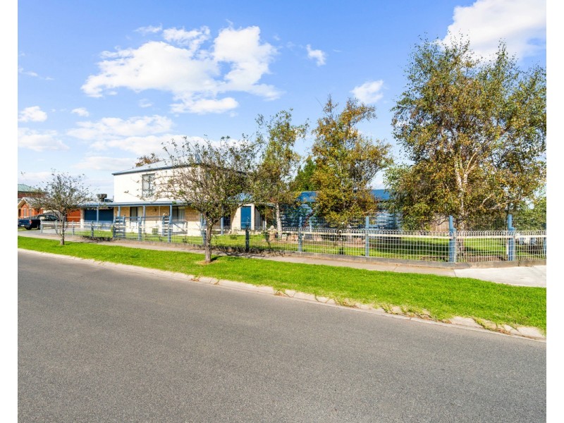 2 Greenaway Court, Sale VIC 3850