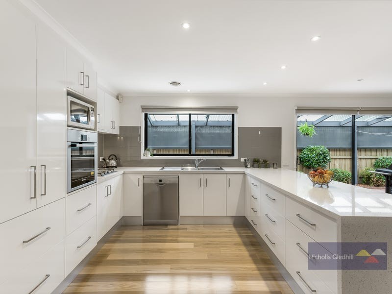 52 Strathaird Drive, Narre Warren South VIC 3805