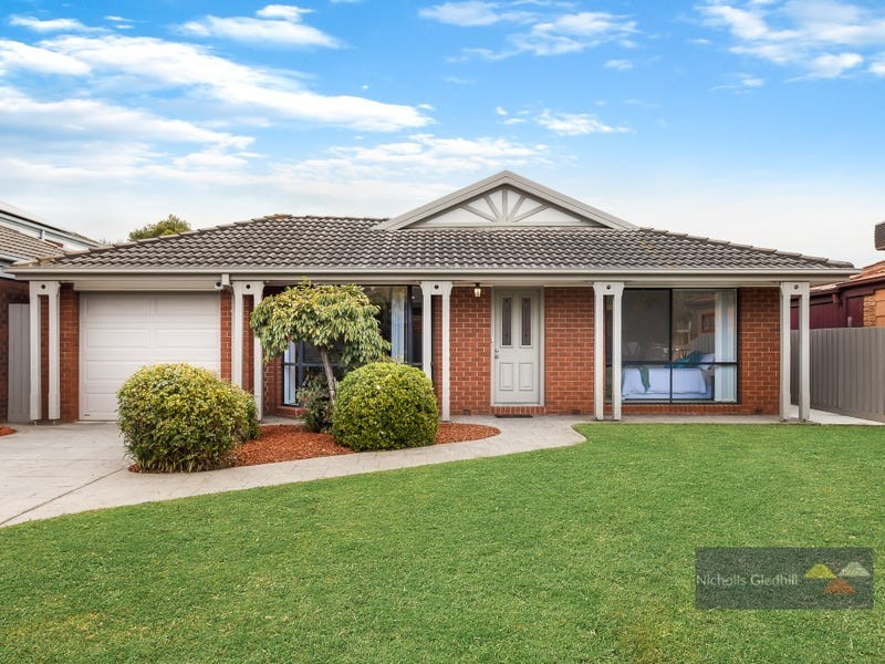 52 Strathaird Drive, Narre Warren South VIC 3805