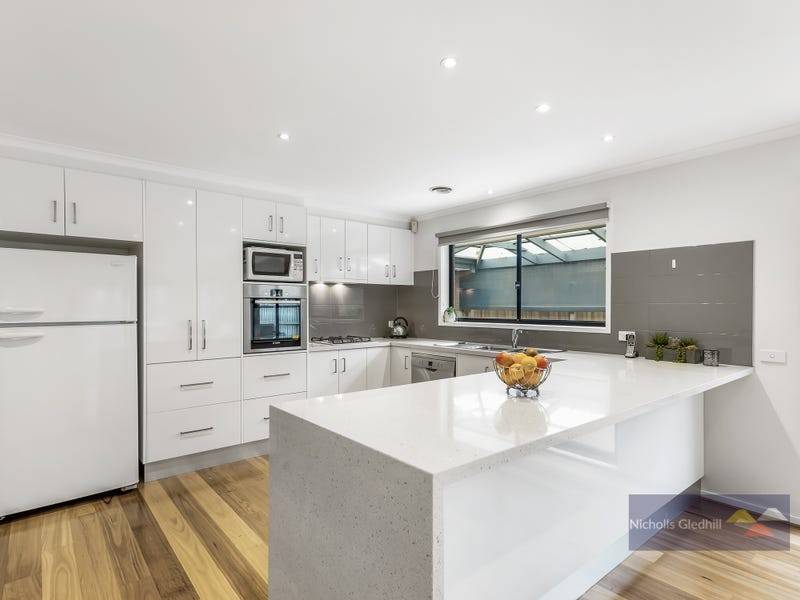 52 Strathaird Drive, Narre Warren South VIC 3805