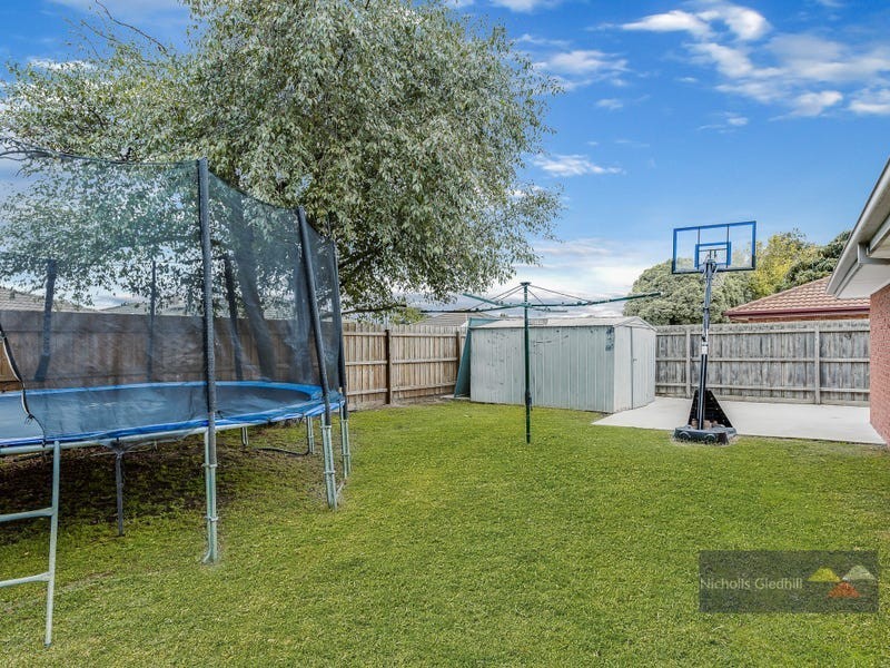 52 Strathaird Drive, Narre Warren South VIC 3805