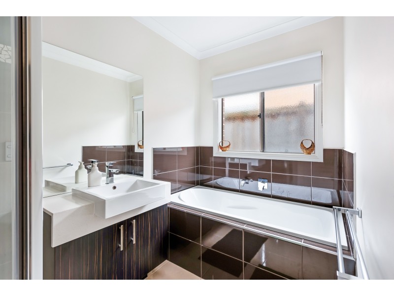 11 Frankland Street, Clyde North VIC 3978