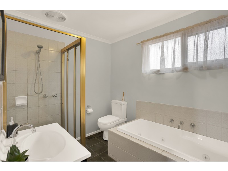 13 Rossiter Avenue, Endeavour Hills VIC 3802