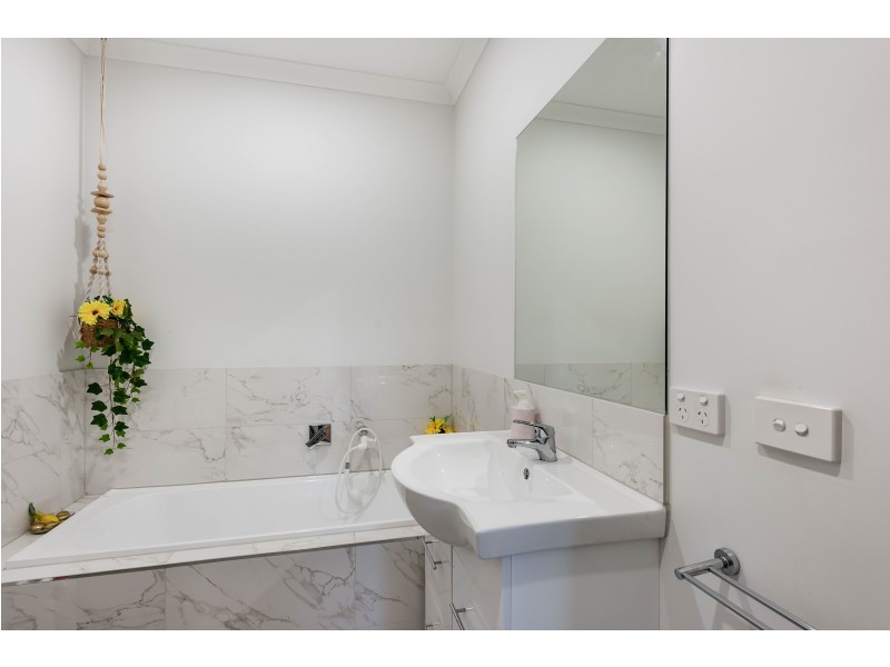 2/31 Isaac Smith Crescent, Endeavour Hills VIC 3802