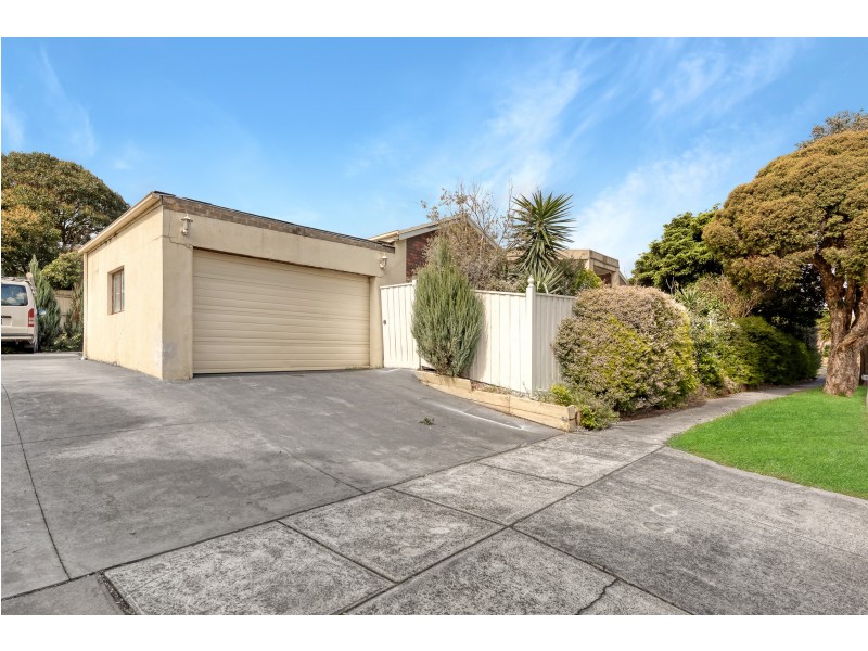 1 Manley Close, Endeavour Hills VIC 3802