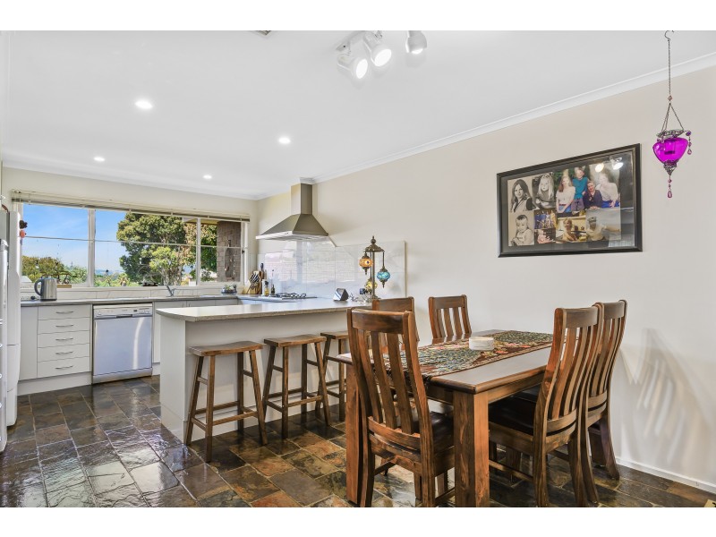 4 Poole Court, Endeavour Hills VIC 3802