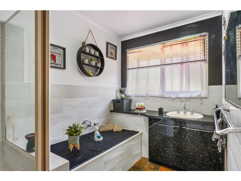 4 Poole Court, Endeavour Hills VIC 3802