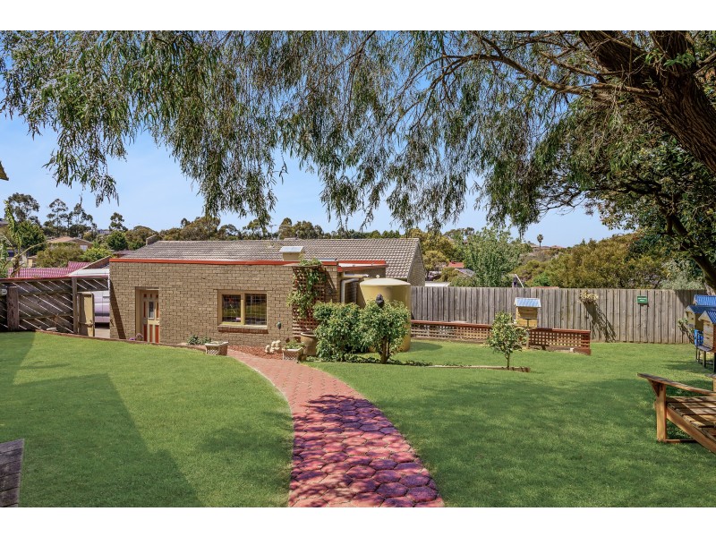 4 Poole Court, Endeavour Hills VIC 3802