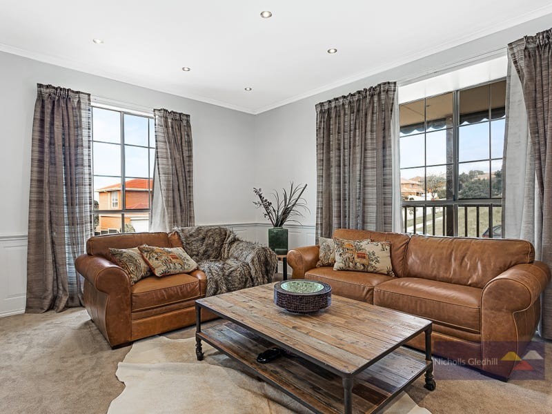 26 Edward Freeth Drive, Endeavour Hills VIC 3802