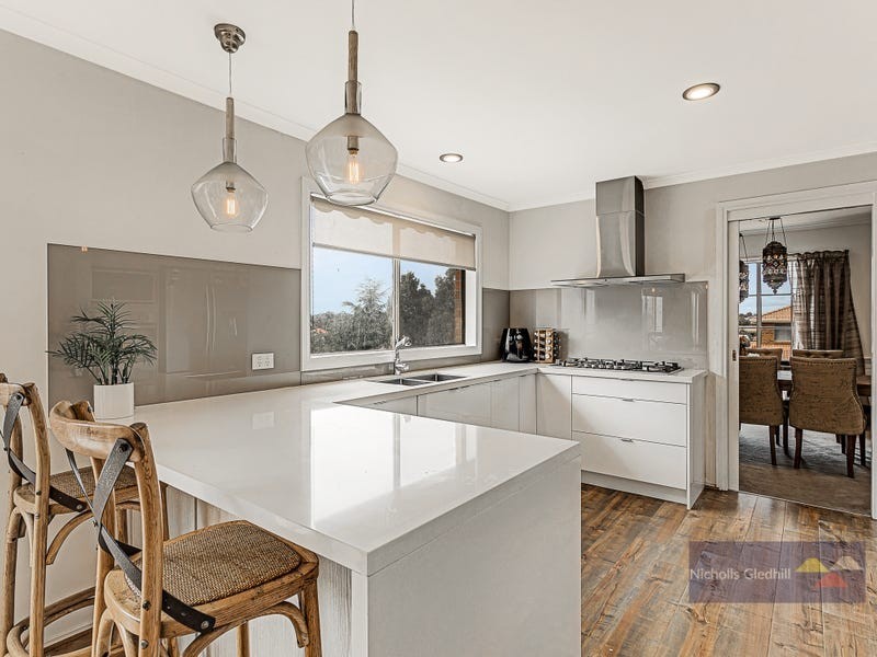 26 Edward Freeth Drive, Endeavour Hills VIC 3802