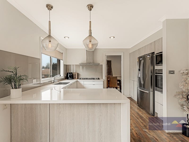 26 Edward Freeth Drive, Endeavour Hills VIC 3802